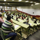 Los aspirantes a conductor de trenes casi llenaron dos aulas de la Facultad de Derecho.