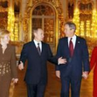 Bush y Putin, con sus respectivas esposas, ayer en el palacio Puskhin de San Petersburgo