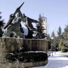 Aspecto del monumento al minero en Villablino, con las huellas de la nieve aún recientes