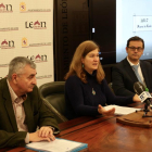 Margarita Torres acompañada de Pedro González y Dimitri Barua durante la presentación del coloquio.