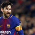 Messi recorta a dos jugadores del Athletic.