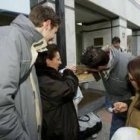 Aficionadas leonesas acudieron a despedir el equipo con una tarta