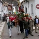Los vecinos sacaron a hombros en procesión al patrón San Miguel Arcángel por las calles de Ciñera