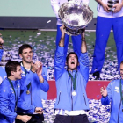 Del Potro levanta el trofeo de la Copa Davis que ganó Argentina a Croacia en el 2016.