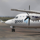 Un avión de Good Fly en el aeropuerto de León.