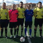 Las capitanas de ambos equipos posan con el trío arbitral.