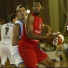 Lamont Barnes intenta acercarse a la canasta contraria ante la oposición de un jugador de La Palma