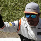 Fernando Alonso saluda al público de Montmeló tras su extraordinario séptimo puesto en la parrilla de salida de mañana en el GP de España de F-1.