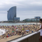 Vista de la playa de la Barceloneta que recupera la normalidad tras el atentado del pasado jueves en Barcelona.