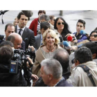 Esperanza Aguirre atiende a los periodistas a la salida del juzgado.