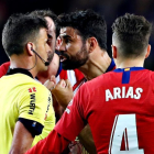 El delantero hispano-brasileño del Atlético de Madrid, Diego Costa protesta una jugada al colegiado Gil Manzano.