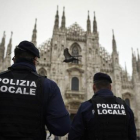 Dos policías italianos patrullan en la plaza del Duomo de Milán tras la advertencia del FBI de posibles atentados terroristas en Italia.