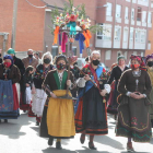 Cristina Vidales, con el bastón de mando de Villaquilambre, en el paseo de las Águedas. RAMIRO