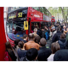 Usuarios del metro hacen cola para subir a un autobús cerca de Victoria Station, este martes en Londres.