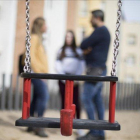 Unos padres con su hija, que denunció 'bullying'.