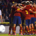 La selección española celebra uno de los cinco goles que le endosó a Dinamarca.