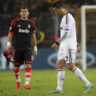 Iker Casillas y Cristiano Ronaldo, cabizbajos tras perder en Dortmund y ver como se complica el liderato del grupo.