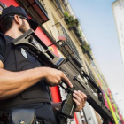 Un agente armado de la Policía Nacional vigila los alrededores del barrio madrileño de Chueca, epicentro del World Pride.