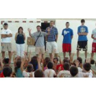 El presidente, el entrenador y varios jugadores de Baloncesto León, en el campus.