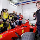 Fernando Alonso posa junto a un monoplaza de la escudería Ferrari.