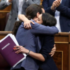 Pablo Iglesias e Irene Montero se abrazan tras la intervención del líder de Podemos en la moción de censura en el Congreso.