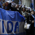 Decenas de personas contrarias a la legalización del aborto se manifiestan en Buenos Aires.