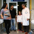 Chenoa con su madre, su padre y el neonatólogo.