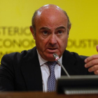 El ministro de Economía, Luis de Guindos, durante la rueda de prensa.