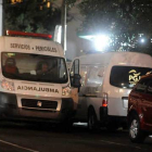 Los vehículos de forenses al lado del edificio donde fueron hallados los cinco cadáveres, en la Ciudad de México.