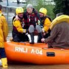 Los equipos de rescate se afanan en rescatar a los afectados