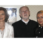 La reina, el director de orquesta Jesús López Cobos y su mujer, en el Auditorio Nacional.