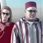 Mohamed VI y su esposa en el aeropuerto de Rabat, el 15 de julio.