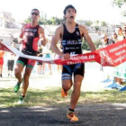 Kevin Viñuela celebra efusivamente su triunfo en la meta.