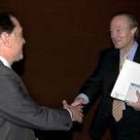Josep Piqué saluda a Tomás Villanueva durante el encuentro que mantuvieron en Madrid