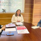 María González Corral se reúne con el presidente de la AEFP, Juan Diego Pedrero, ayer. ICAL