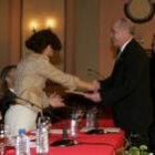 Alfonso García, director del suplemento «Filandón» recibe el premio de manos de la ministra