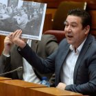 Santos muestra ayer al pleno de las Cortes una fotografía histórica del leonesismo. NACHO GALLEGO