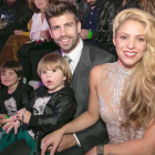 Shakira y Piqué con sus hijos, Milan (izquierda) y Sasha, en una gala en Barcelona el pasado mes de diciembre.