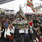 La imagen entrando en la carpa situada en Puente Villarente arropada por los muchos files que la acompañaron.