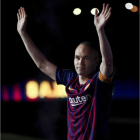 Iniesta saludó a los miles de aficionados en la fiesta de despedida en el Camp Nou. ENRIC FONTCUBERTA