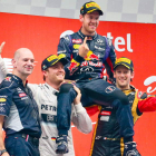 Rosberg y Grosjean levantan a Sebastian Vettel, campeón del mundo por cuarta vez.