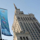El logotipo de la Eurocopa 2012 ondea en Varsovia.