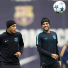 Neymar y Alves en el entrenamiento que el equipo azulgrana realizó antes de partir a Bielorrusia.