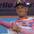 El holandés Pieter Weening, del equipo Rabobank, se enfunda la maglia rosa tras ganar la etapa.
