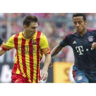 Messi, seguido por Thiago, en el partido del Barça en Múnich.