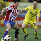 Castro controla el balón ante el centrocampista del Villarreal Borja Valero.