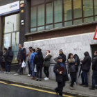 Desempleados en la cola de una oficina de empleo.