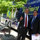 El concejal Vicente Canuria conversa con el director autonómico de Telefónica, Juan Carlos Morán