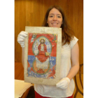 Hernández, con un folio de la Biblia de 1162 que se encuentra en el Museo Arqueológico Nacional de Madrid. A la derecha, diversas miniaturas del códice. DL/ ARCHIVO