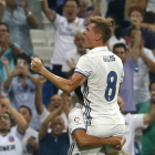 Toni Kroos y Lucas Vázquez celebran el segundo gol del equipo blanco, obra del alemán. KIKO HUESCA